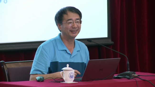 丁抗教授作报告1