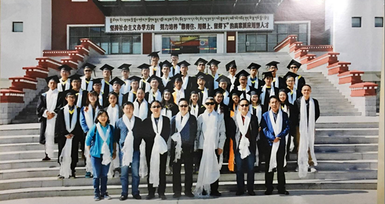 与指导学生毕业留念