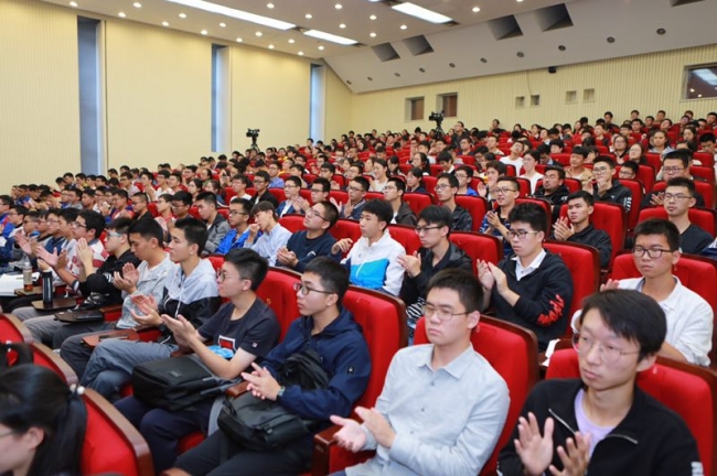 新生院学生聆听讲座