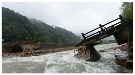 秀峰村冲毁的桥