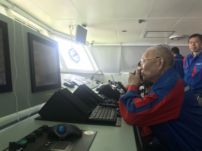 汪品先院士在载人深潜航次上 汪品先院士在载人深潜航次上