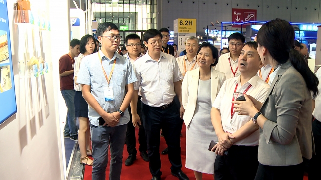 教委领导参观絮凝设备0000